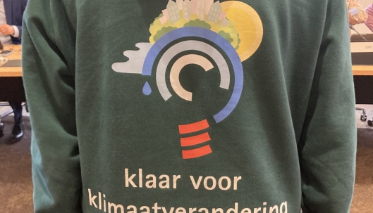 Els Otterman met haar hoodie vanwege de week van klimaatverandering