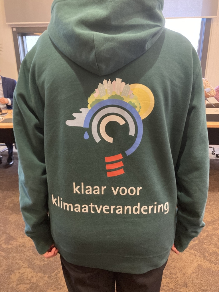 Els Otterman met haar hoodie vanwege de week van klimaatverandering