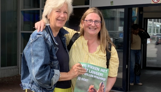 Anneke en Nienke protesteren tegen de uitstoot van PFAS door Chemours in Dordrecht