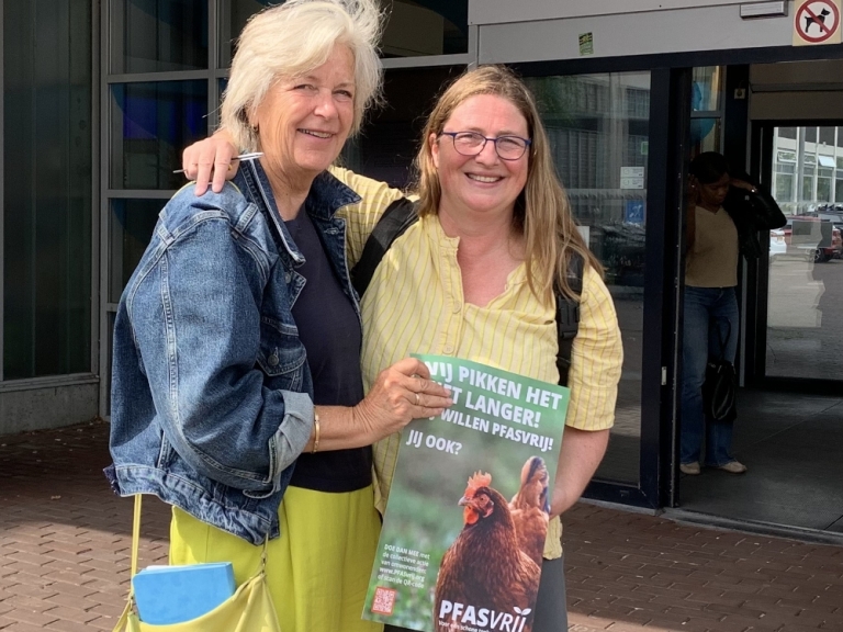 Anneke en Nienke protesteren tegen de uitstoot van PFAS door Chemours in Dordrecht