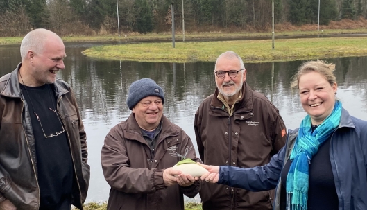 Overhandiging wisseltrofee Het Compliment terug aan algemeen bestuurslid Myrte van Dijk