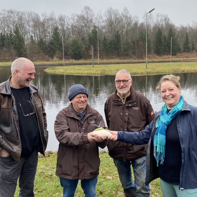 Overhandiging wisseltrofee Het Compliment terug aan algemeen bestuurslid Myrte van Dijk